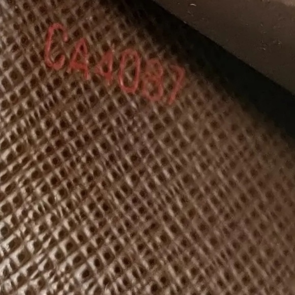 Louis Vuitton Damier Long Wallet Portefeuille Sarah Shoulder/ Crossbody Bag. - Picture 12 of 16